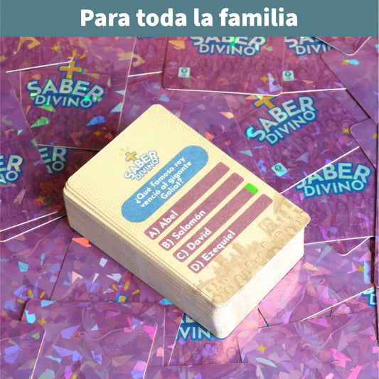 Baraja de cartas del juego Saber Divino con preguntas bíblicas, sobre un fondo colorido morado.
