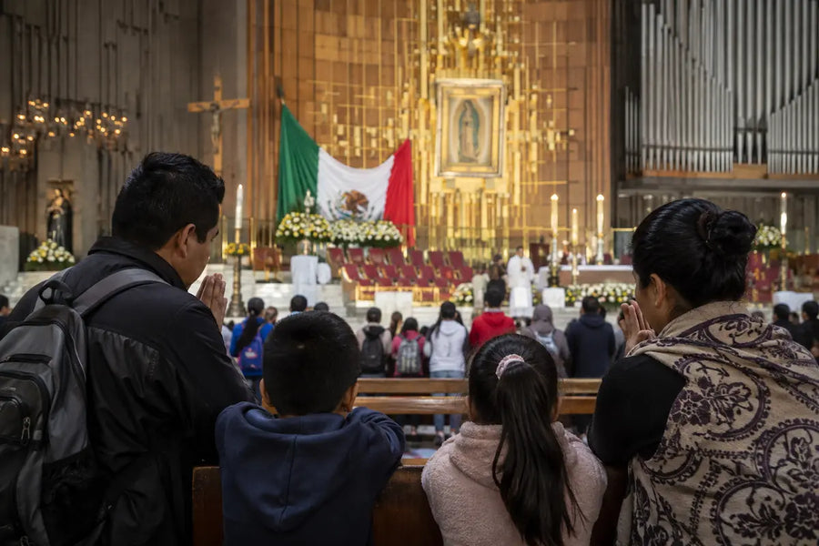 Familia reunida en oración durante una celebración en la Basílica de Guadalupe en el Año Jubilar Guadalupano