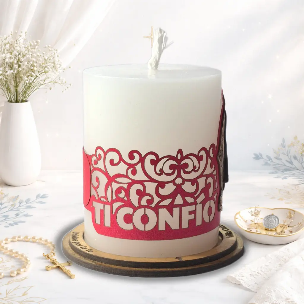 Detalle lateral de vela católica Divina Misericordia con frase Jesús en Ti Confío y diseño religioso decorativo.