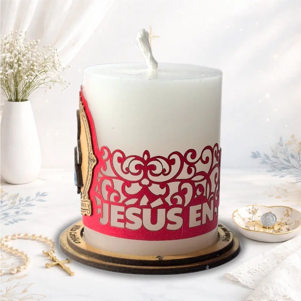 Vela espiritual católica con imagen de la Divina Misericordia y decoración devocional, vela blanca para oración y altar católico.