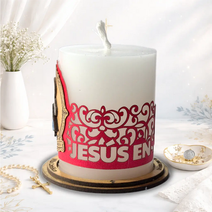 Vela espiritual católica con imagen de la Divina Misericordia y decoración devocional, vela blanca para oración y altar católico.