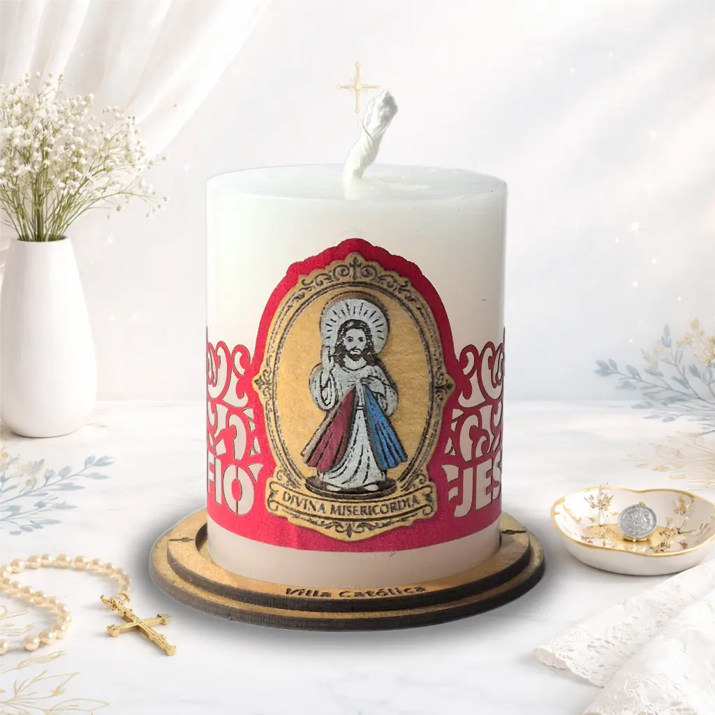 Vela religiosa de la Divina Misericordia con imagen de Jesús misericordioso y rayos rojo y azul, vela católica devocional para oración.